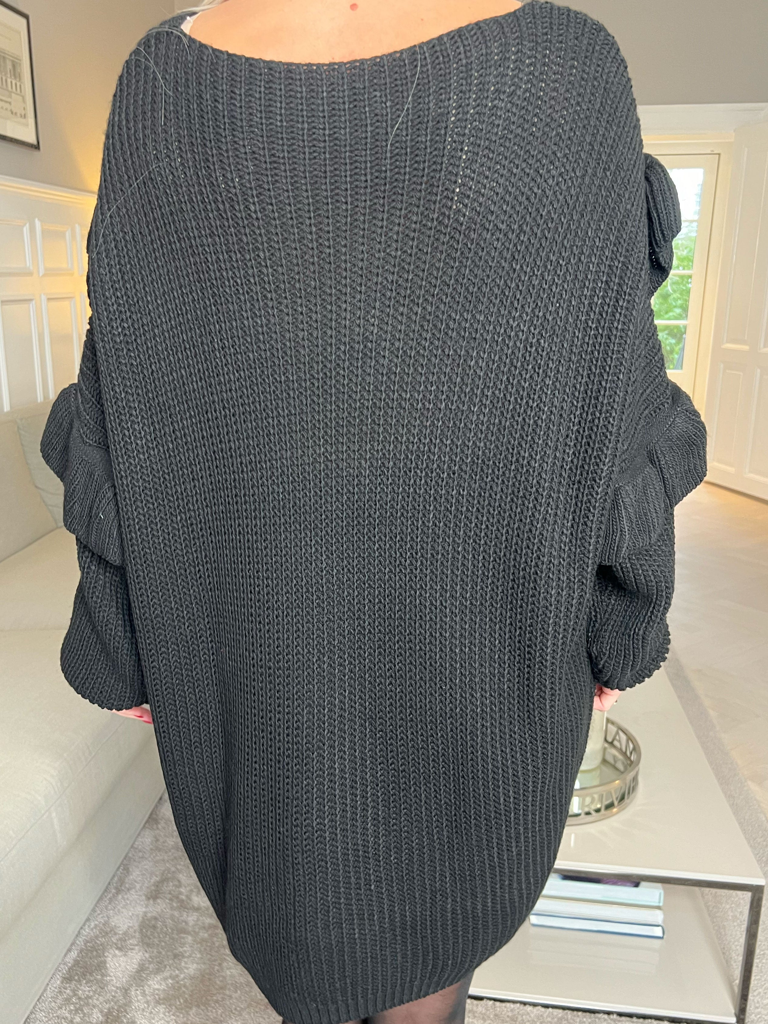 Ellis Dress - Snygg stickad klänning med fina volangdetaljer